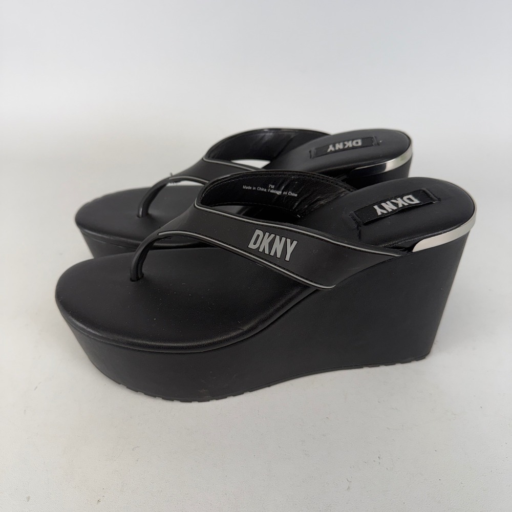 DKNY Black Platform Wedge Sandals Thong Slides Logo Straps Womens 7M